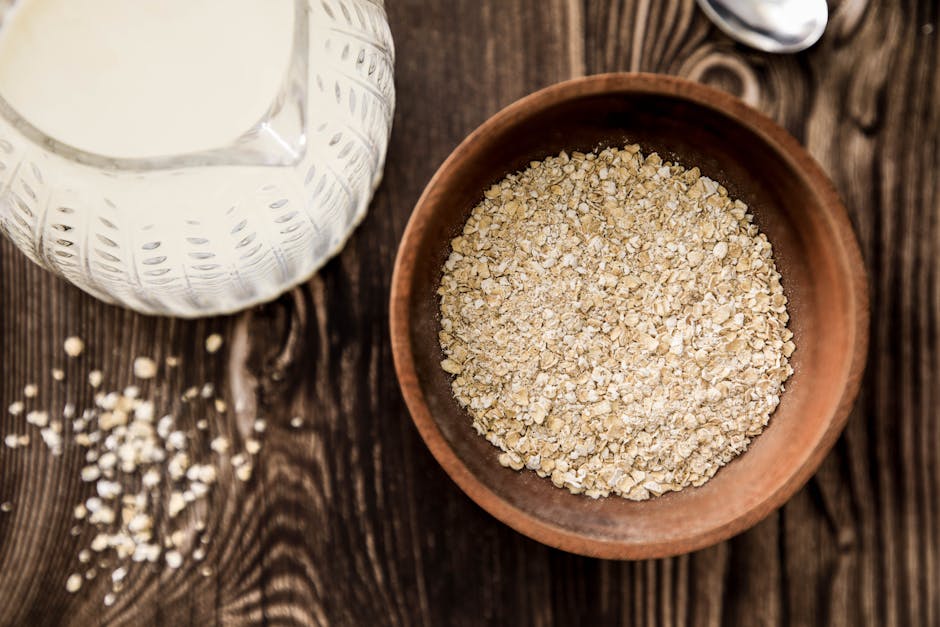 Homemade Oat Milk (4 Ingredients, 5 Minutes)